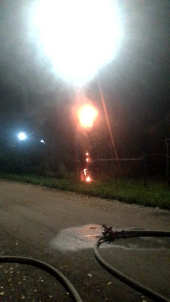 Опора линии электропередач вспыхнула в Суоярви