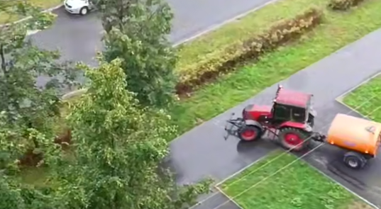 Спецтехника поливала Петрозаводск после дождя