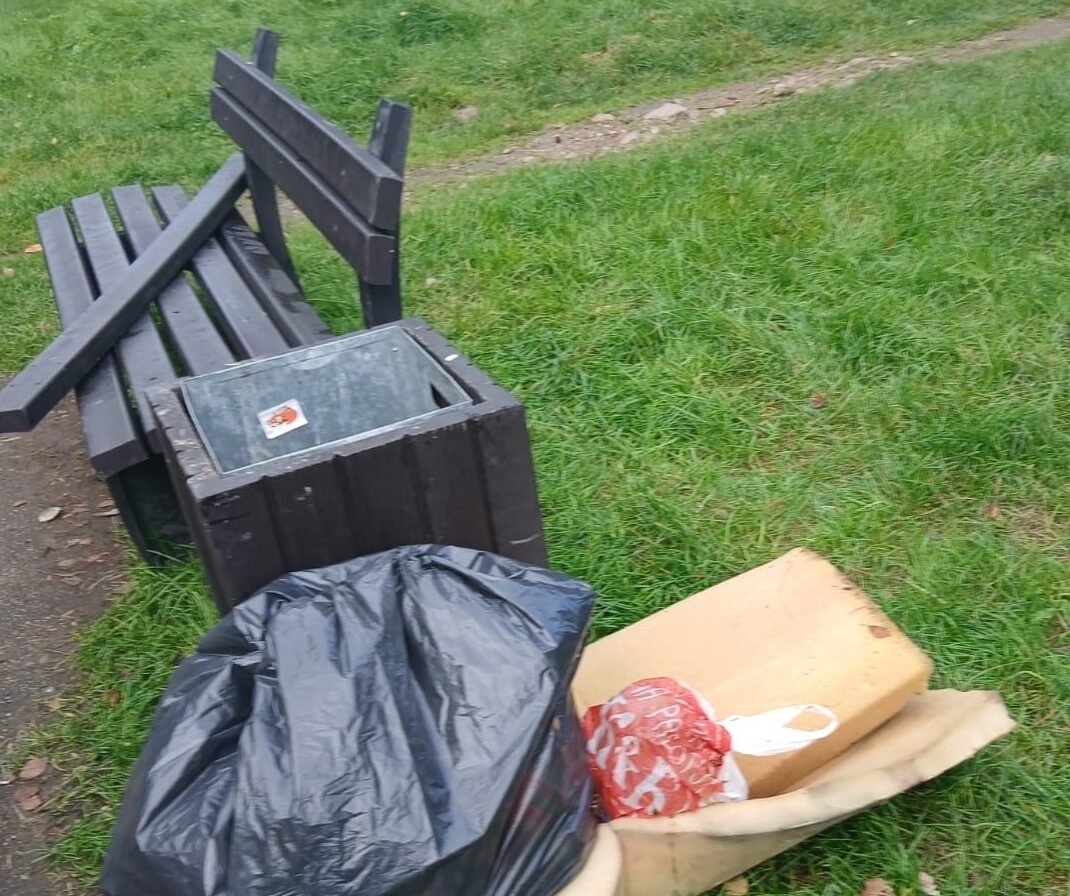 Вандалы сломали в Костомукше скамейки из переработанного пластика