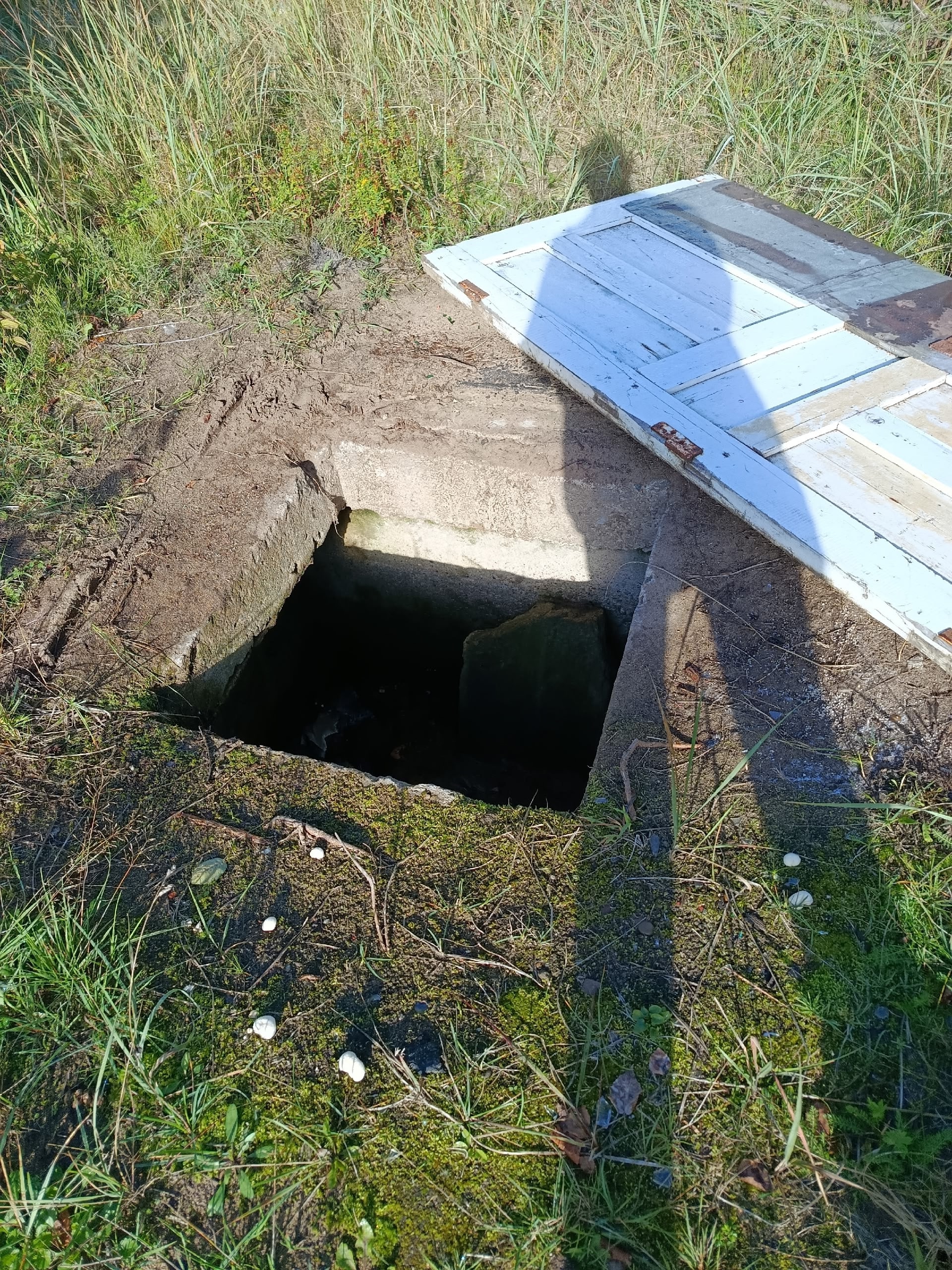 Открытые канализационные колодцы угрожают безопасности жителей поселка Карелии