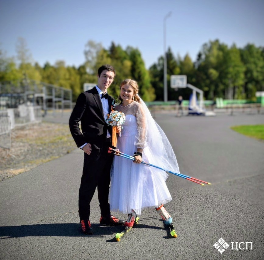 В семейную жизнь — на лыжероллерах: спортсмены Карелии по-особенному сыграли свадьбу