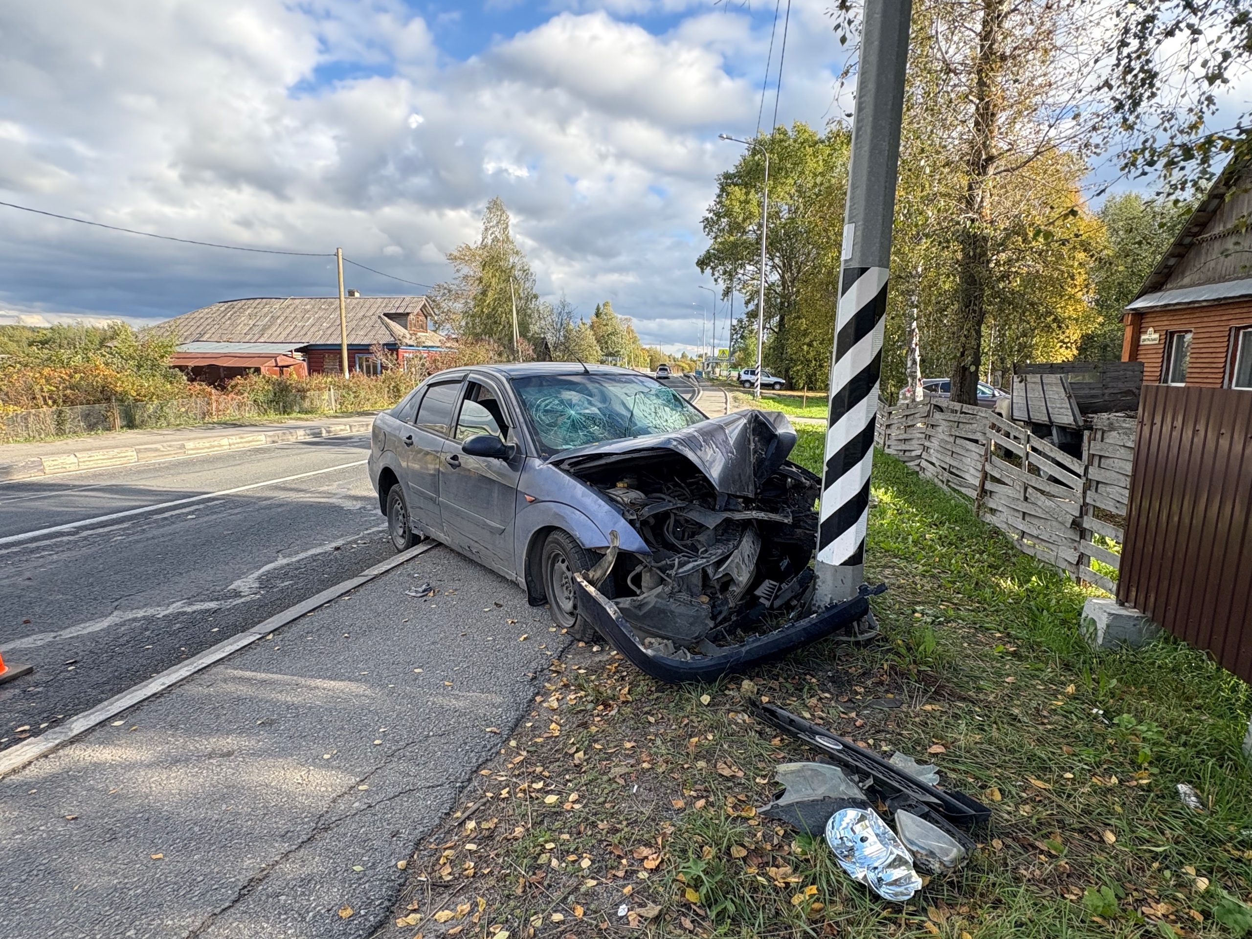 Появились кадры с места ДТП в Медвежьегорском районе, где иномарка врезалась в фонарный столб