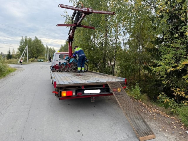 В страшную статистику ДТП едва не попал 11-летний водитель мопеда в Прионежье — на крупный штраф «попали» родители