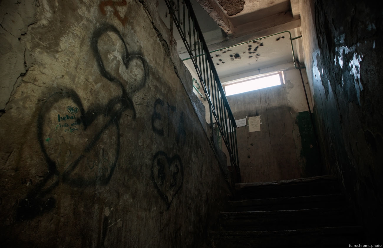 Фотограф показал разрушающиеся общежития Кондопоги