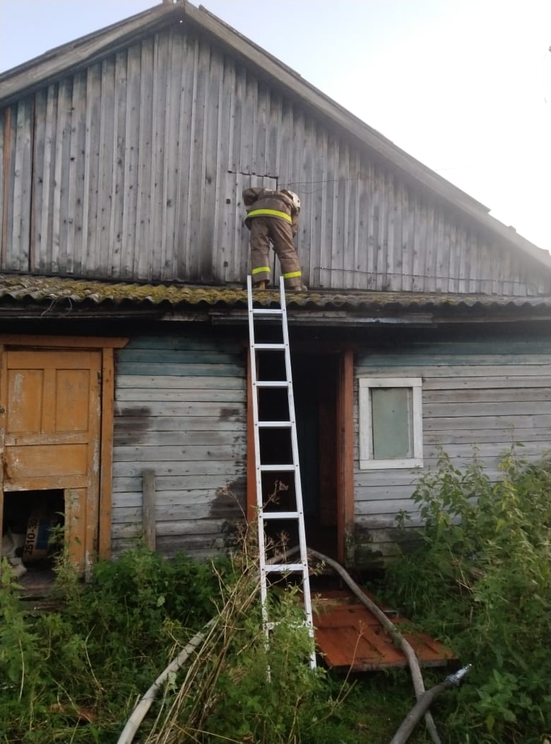Нежилой дом загорелся в поселке Калевала