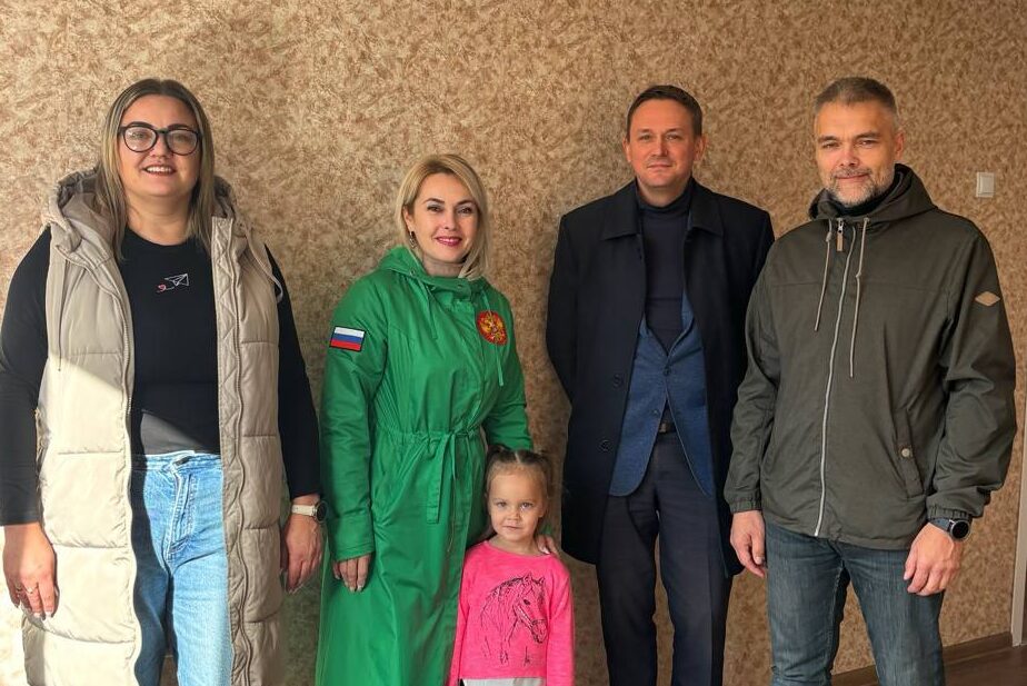 Семья участника СВО получила ключи от благоустроенной квартиры в Петрозаводске