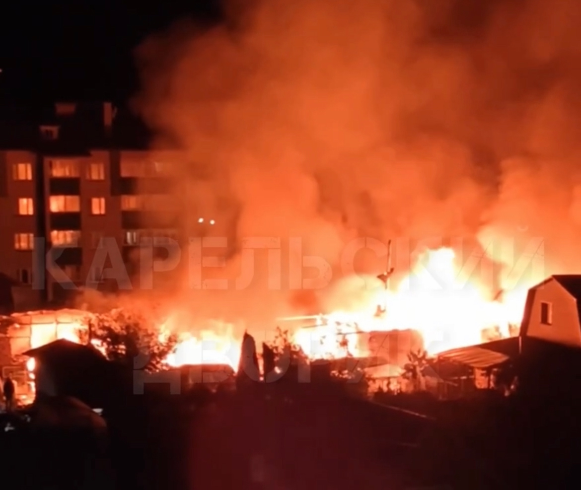 Мощный пожар бушевал ночью в Петрозаводске: сгорели дом, сарай, гараж и машины