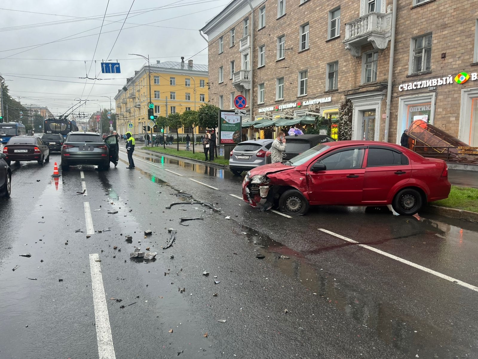 В жестком столкновении автомобилей в центре Петрозаводска пострадала девушка