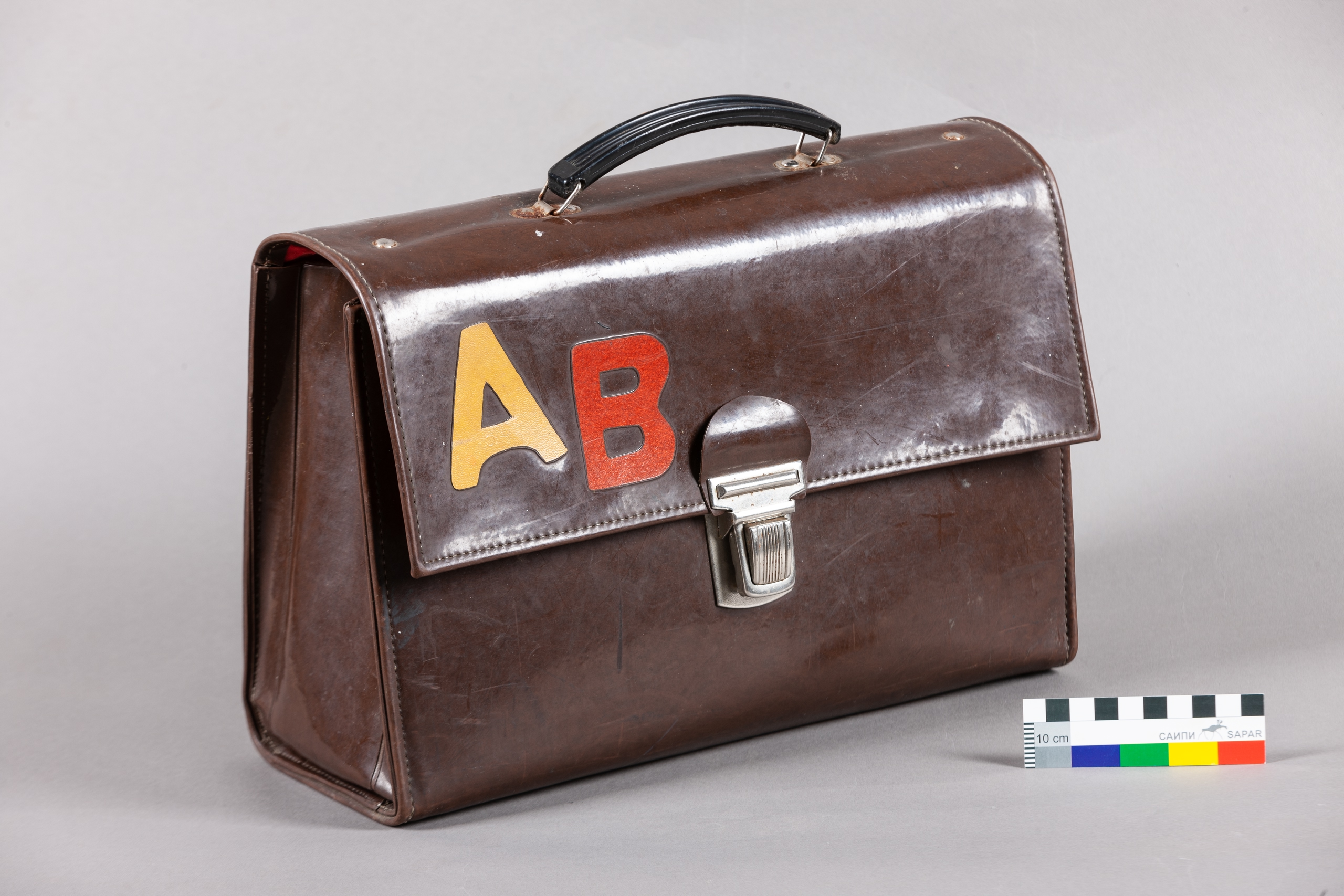 Житель Карелии передал в музей школьный портфель времен СССР