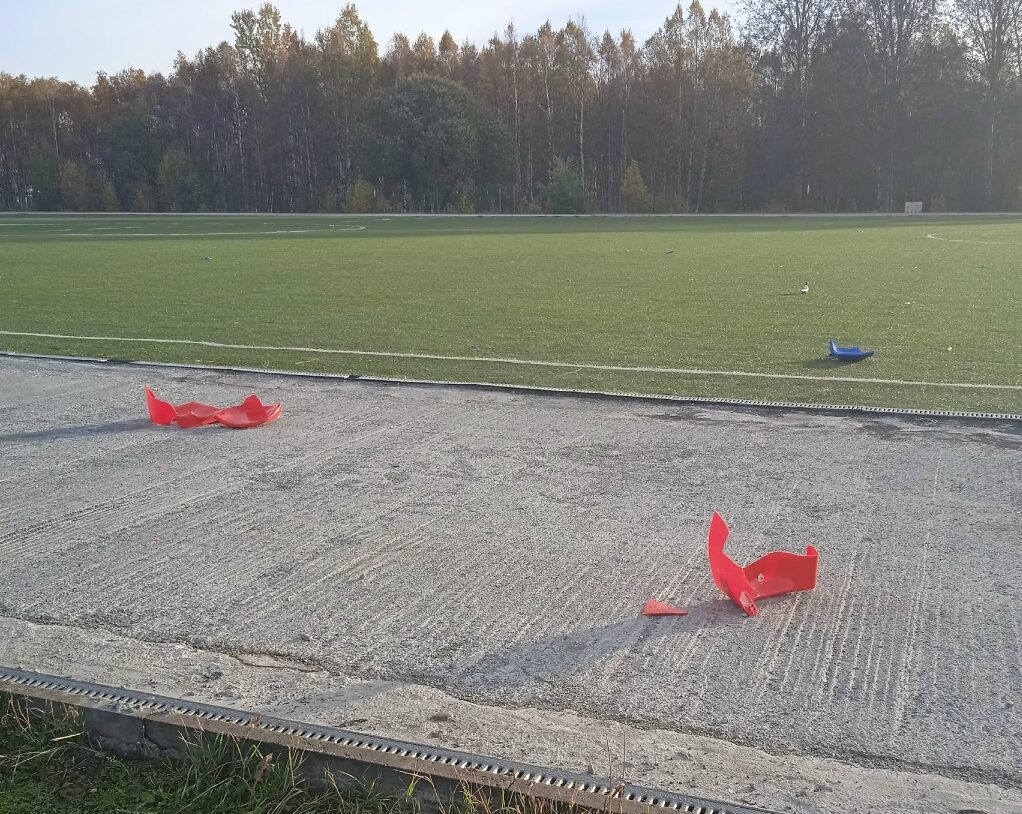 Вандалы разгромили стулья на единственном в Кеми спортивном стадионе