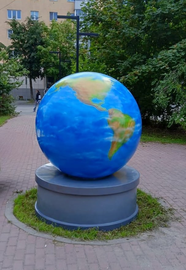 Разгромленный вандалами глобус после реставрации вернули на площадь в Кондопоге