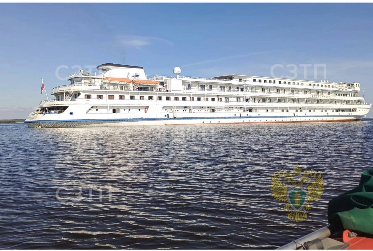 Двенадцать часов в водном плену провели пассажиры севшего на мель теплохода рядом с Карелией