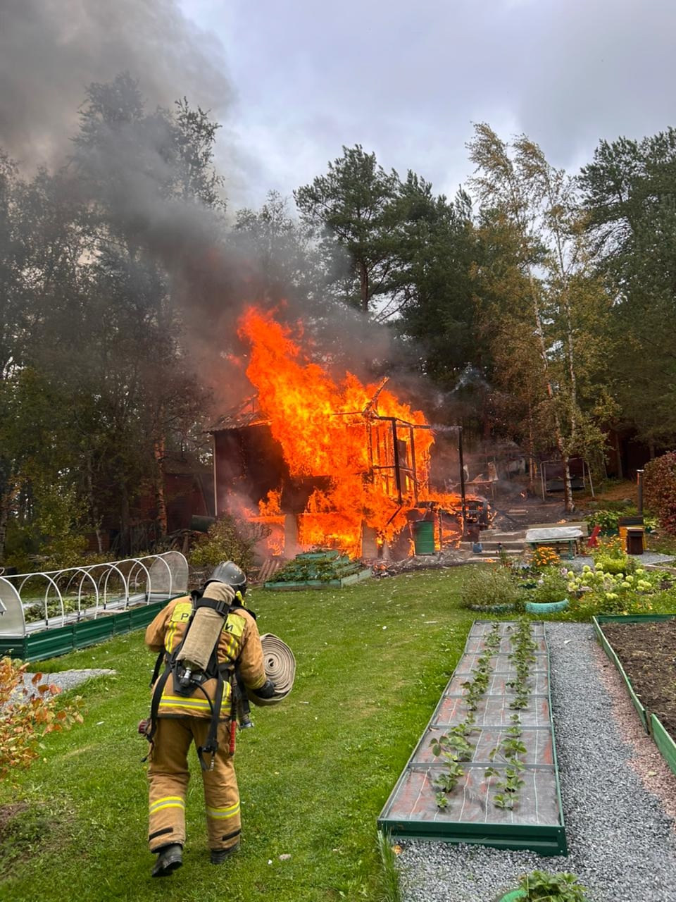 Дом горит в дачном кооперативе Сортавальского округа