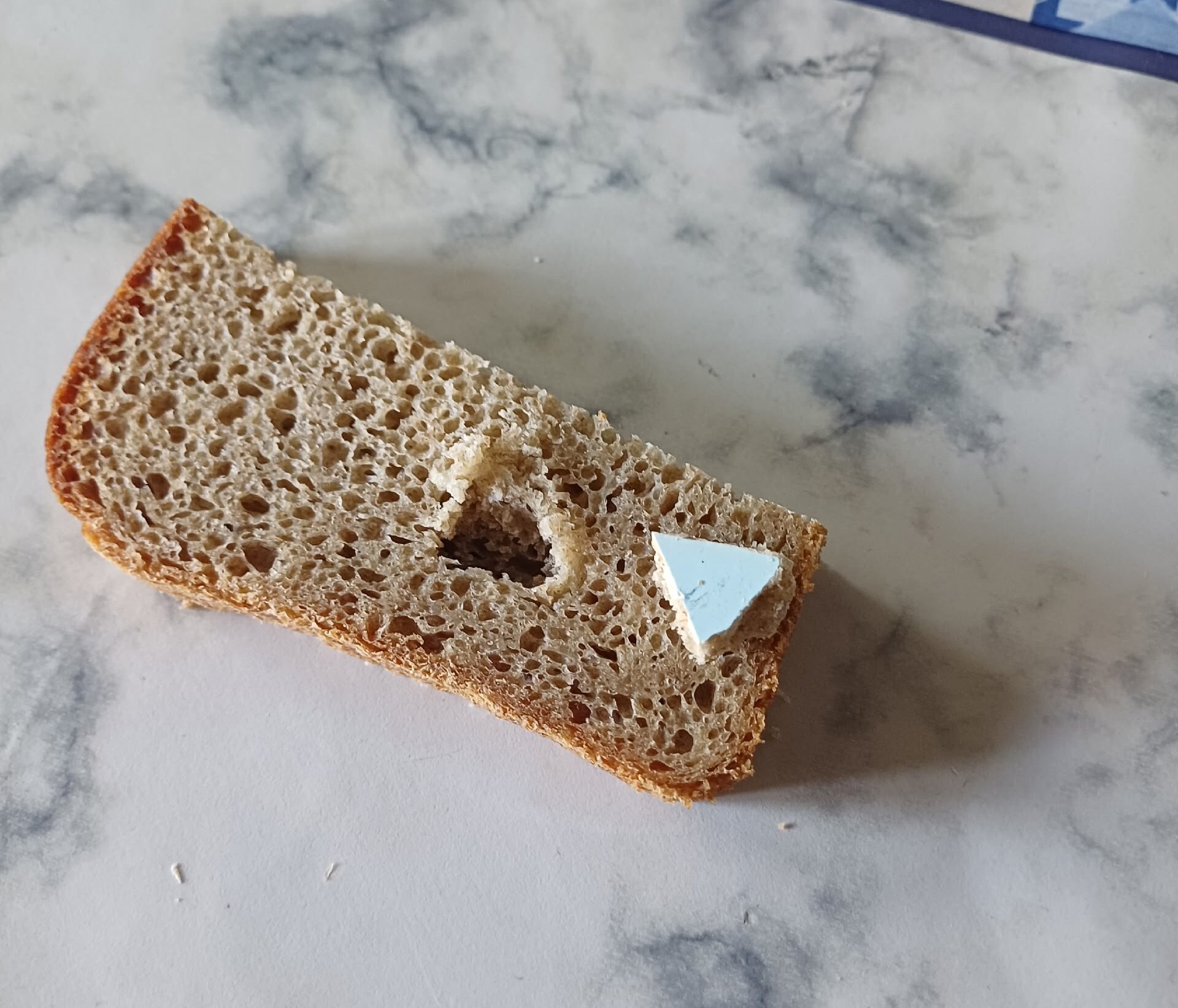 Осколок керамической плитки обнаружили в олонецком хлебе