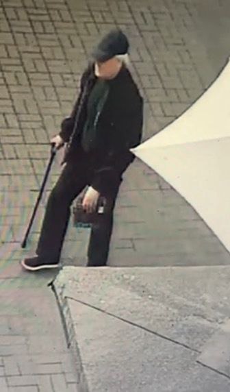 Полиция разыскивает в Петрозаводске мужчину с тростью, которого подозревают в краже