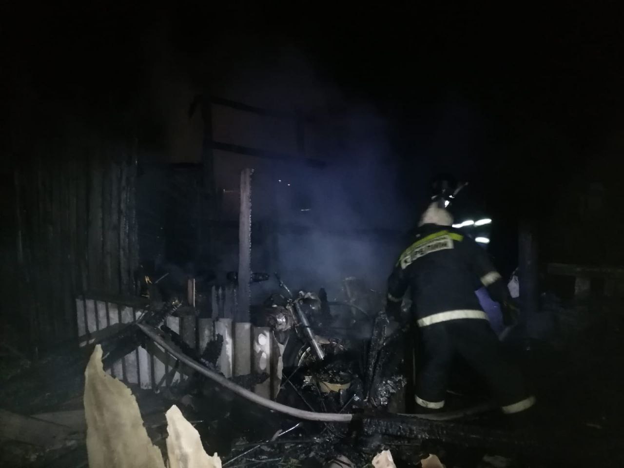 Пожарные предотвратили взрыв газового баллона в поселке Ильинский