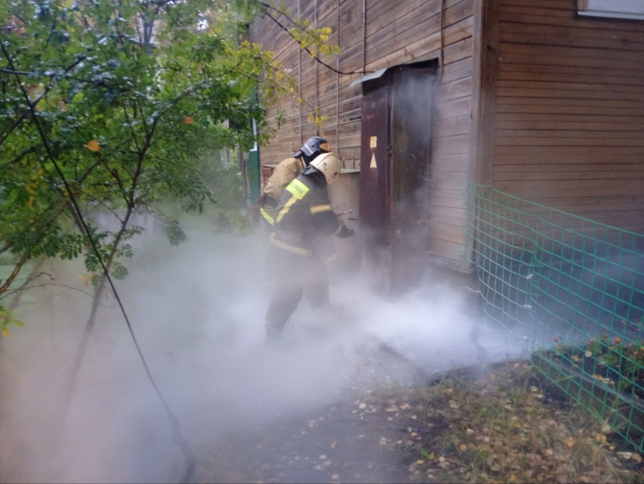 Электрический шкаф угрожал безопасности жильцов деревянного дома в районе Карелии