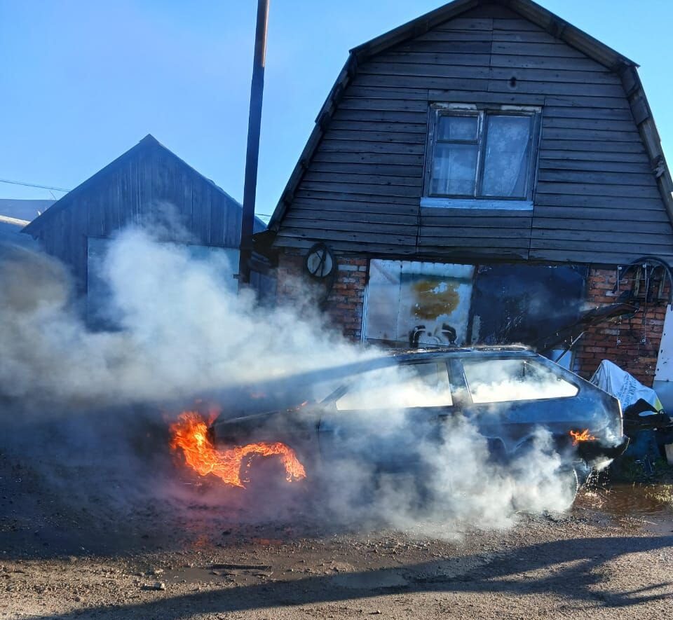 Автомобиль вспыхнул в поселке Карелии