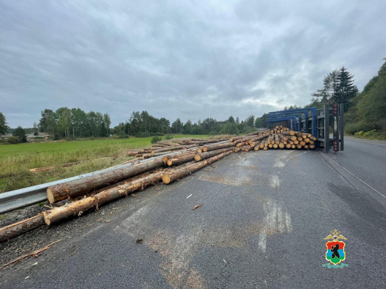 Лесовоз устроил бревенчатый хаос на трассе А-121, но дорожники быстро устранили последствия