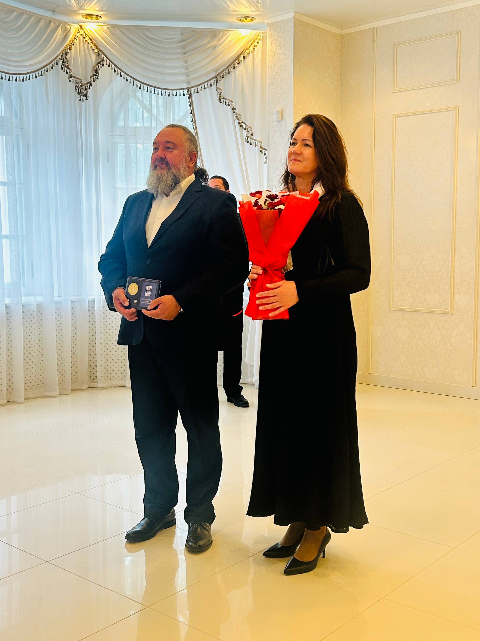 30 лет любви и верности: глава Петрозаводска вручила медаль семье Леонтюк