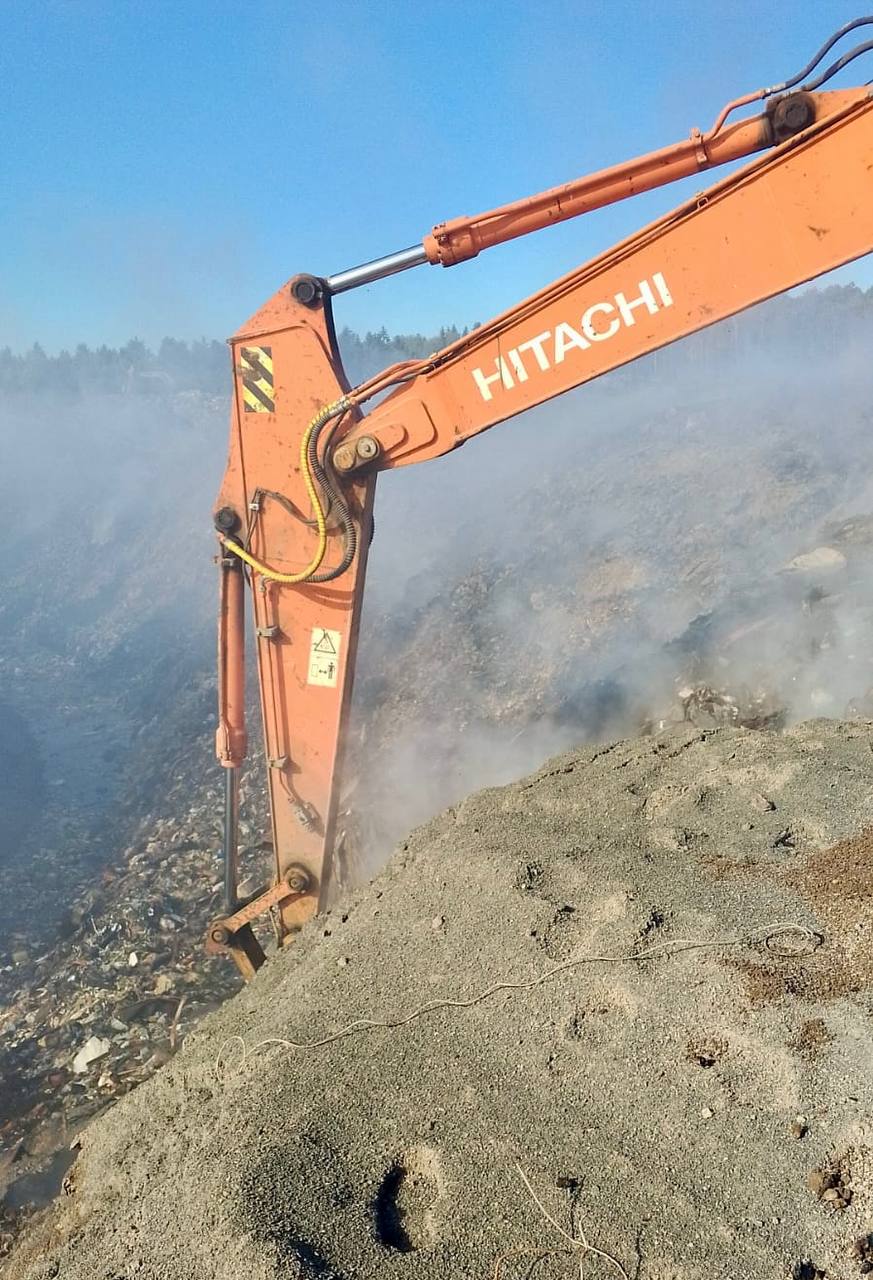 Полигон с тлеющим мусором продолжают тушить в Кондопожском районе