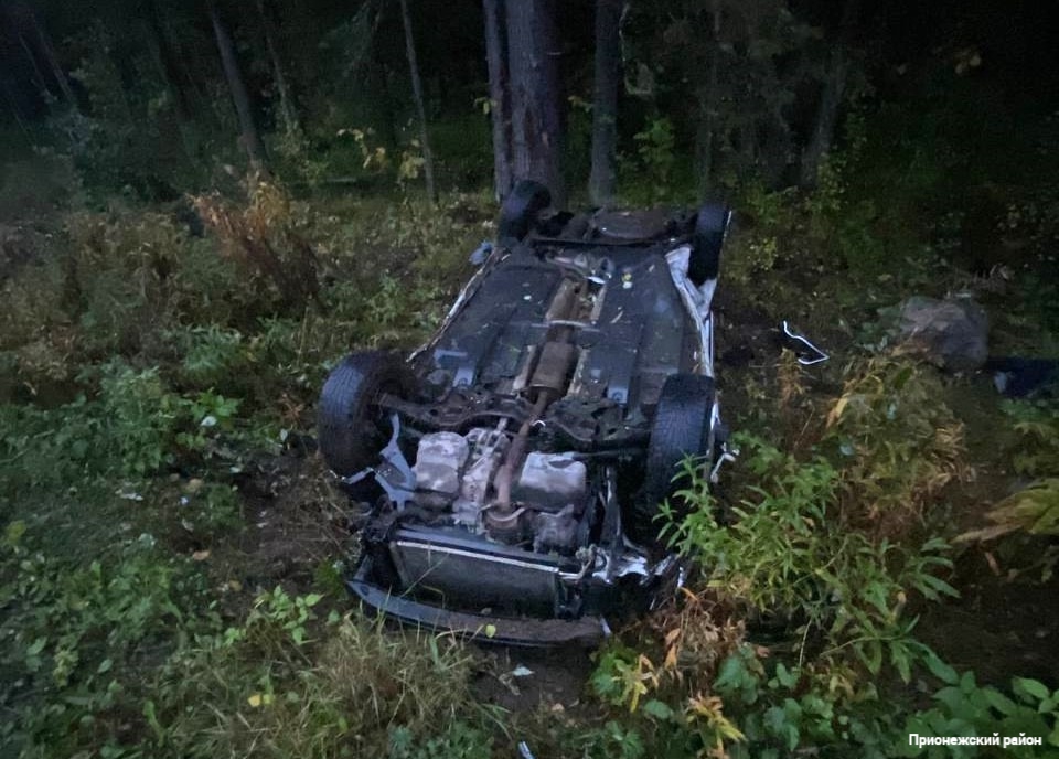 Пьяный водитель в Прионежье уложил иномарку на крышу и попал в больницу