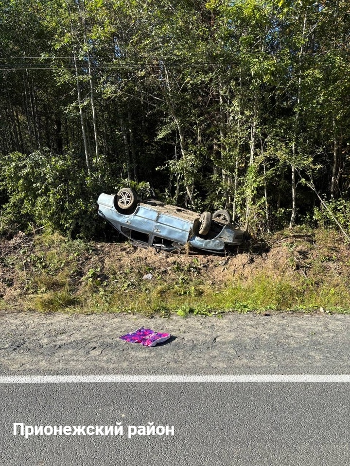 На повороте в Прионежье водитель уложил иномарку на крышу — в аварии пострадала девушка-пассажир