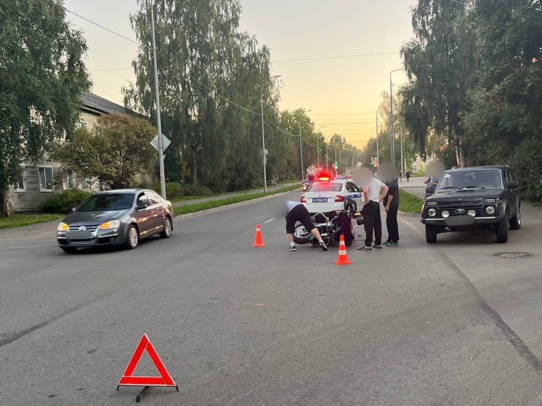 Водители получили травмы в столкновении авто и мотоцикла в Петрозаводске