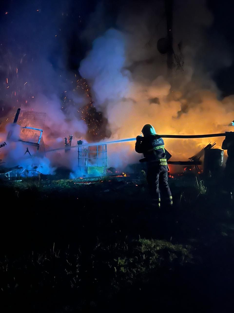 Огнеборцы потушили пожар в одной из деревень Карелии