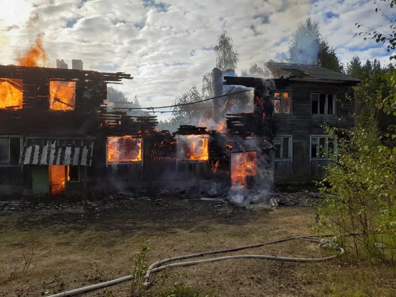 Многоквартирный дом горит в Муезерском районе