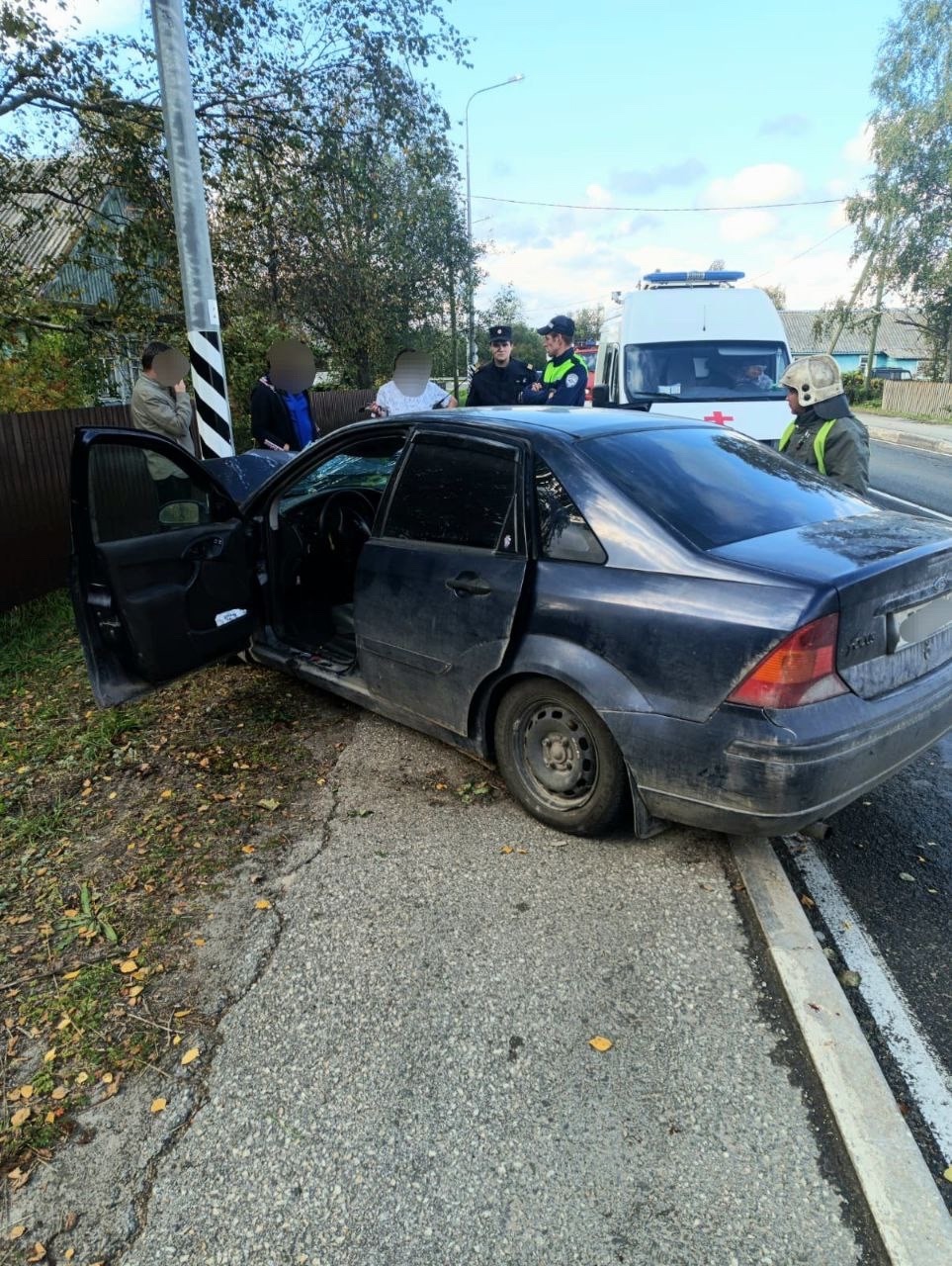 Иномарка с неумелым водителем за рулем врезалась в столб в одном из районов Карелии