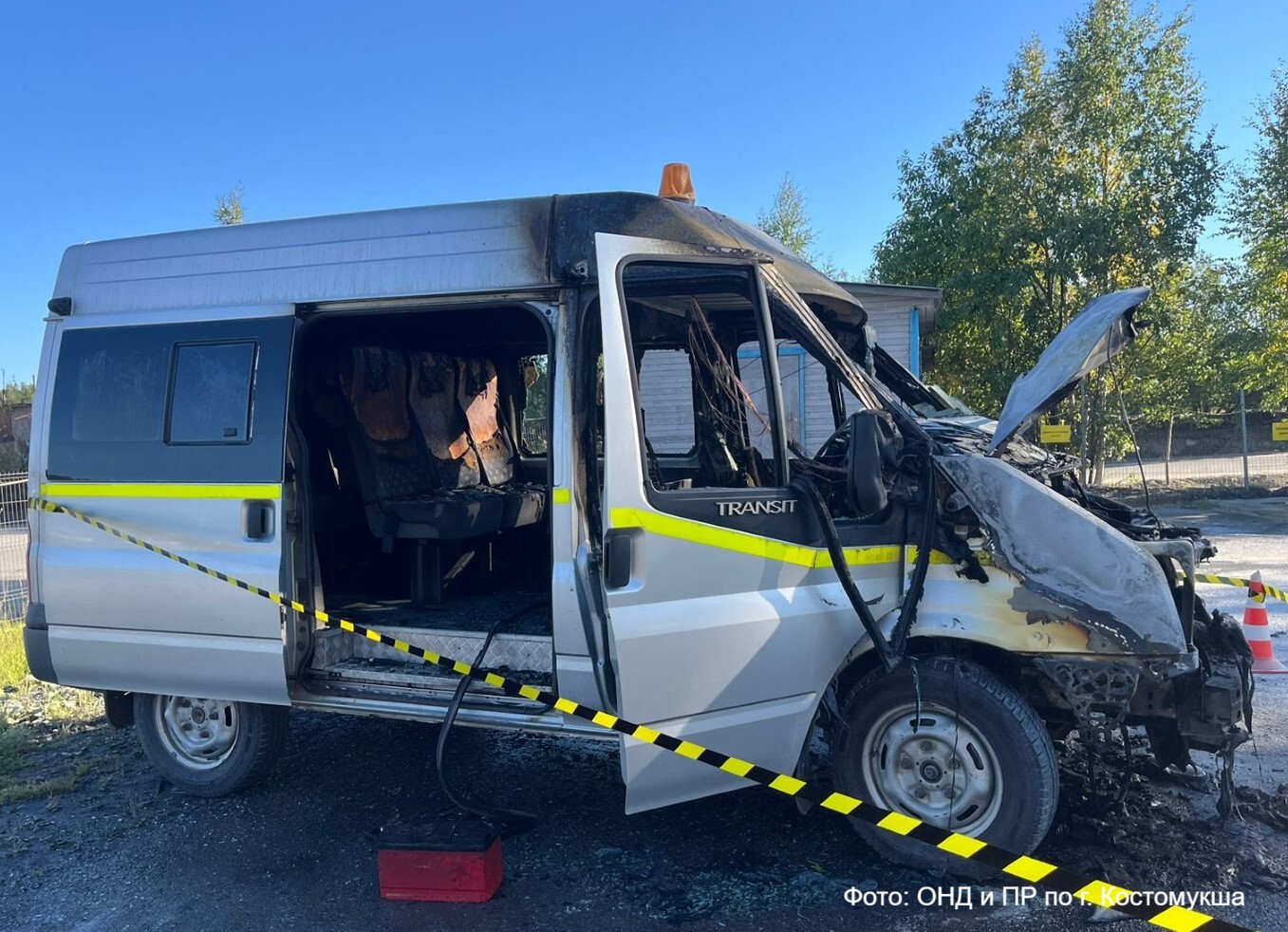 В Костомукше полыхал моторный отсек в микроавтобусе
