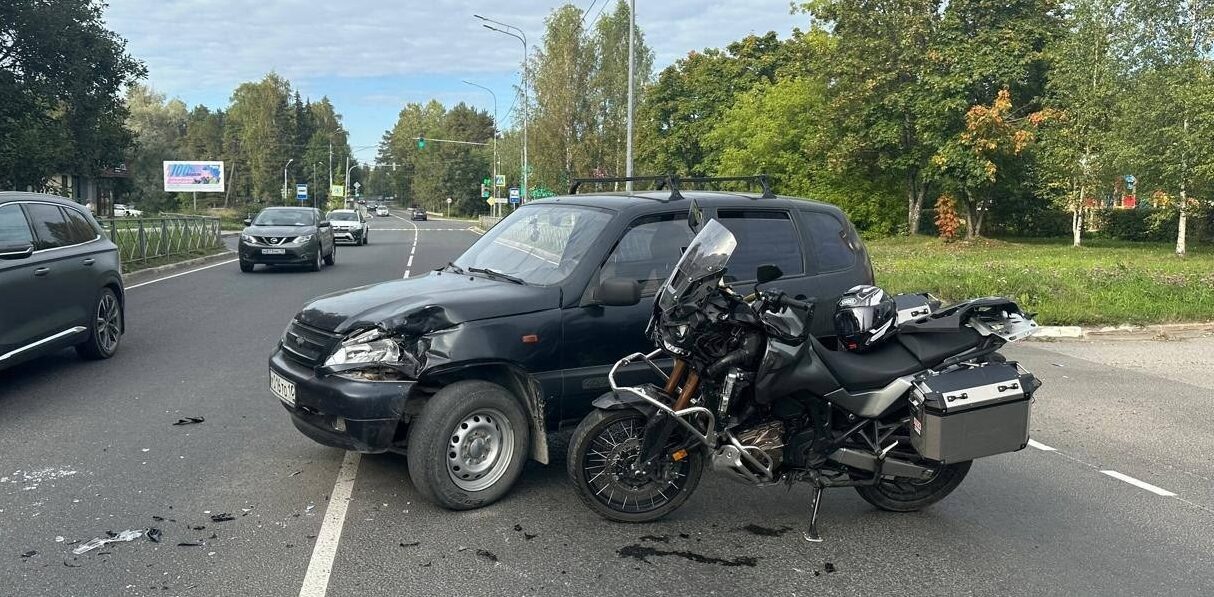 Внедорожник оборвал путь мотоцикла на трассе в Карелии