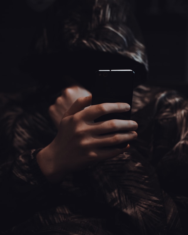 Мошенники подделали лицо и голос подруги петрозаводчанина и от ее имени лишили мужчину денег