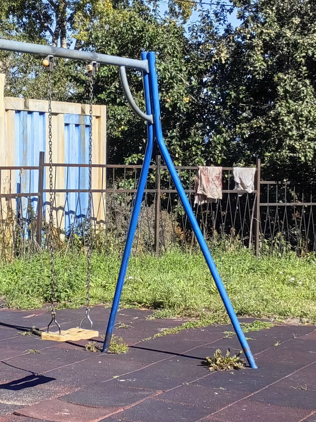 Сушка грязных половых тряпок на детской площадке возмутила жителей Петрозаводска