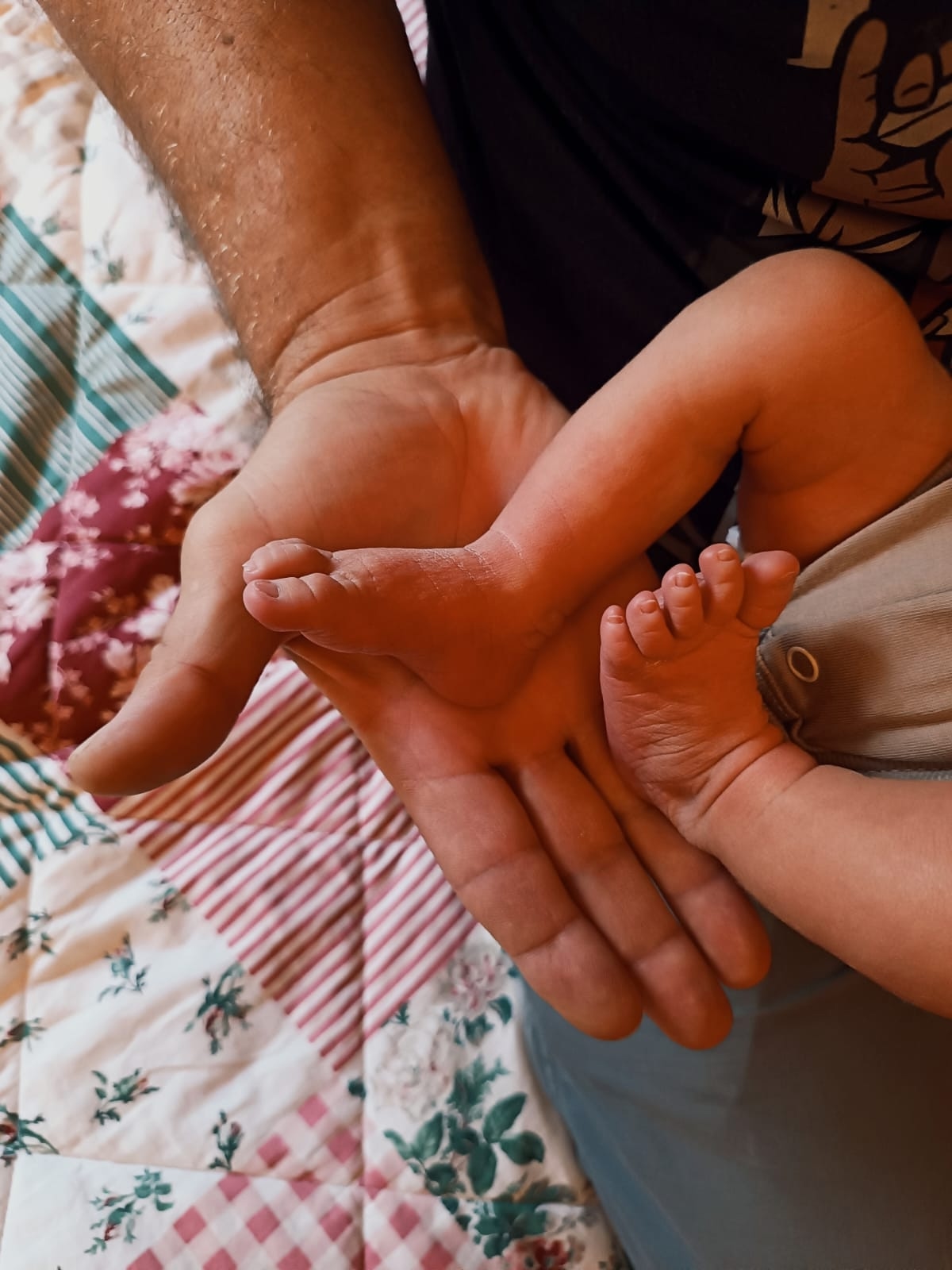 Старшему сыну 40 лет, младшему — 4 дня: в Кижской волости поздравили отца, которому жизнь преподнесла сюрприз