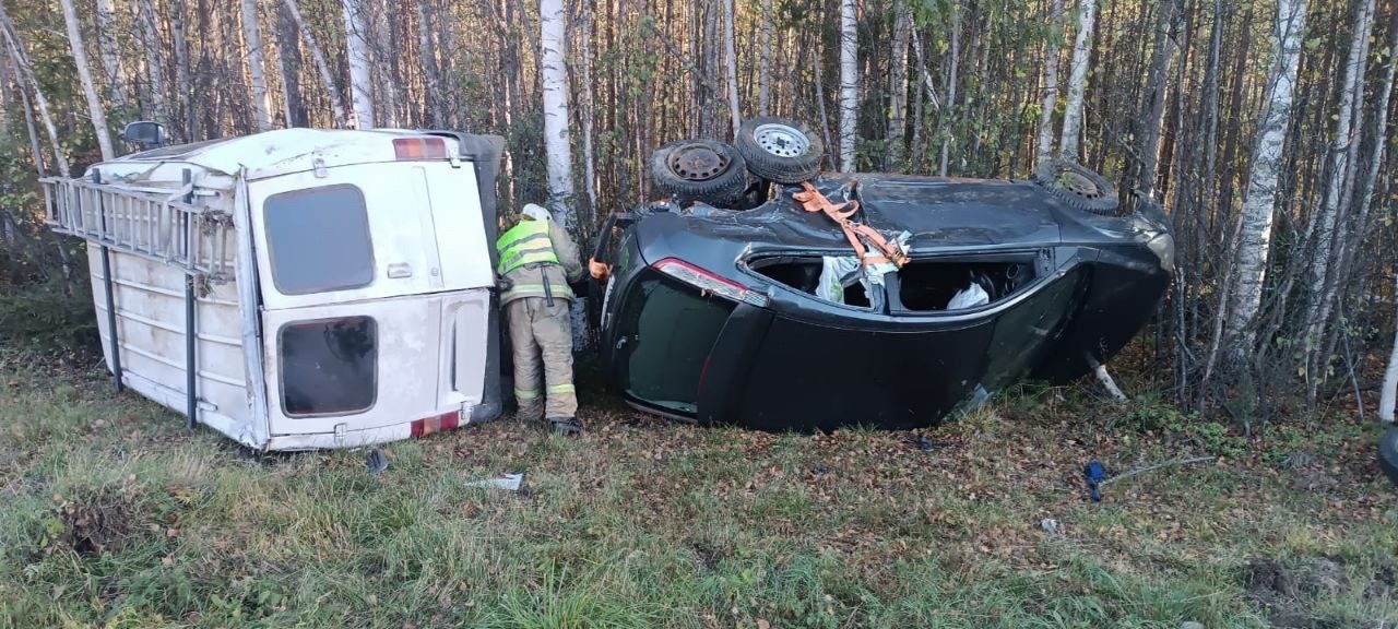 Два авто на жесткой сцепке ушли с трассы на севере Карелии