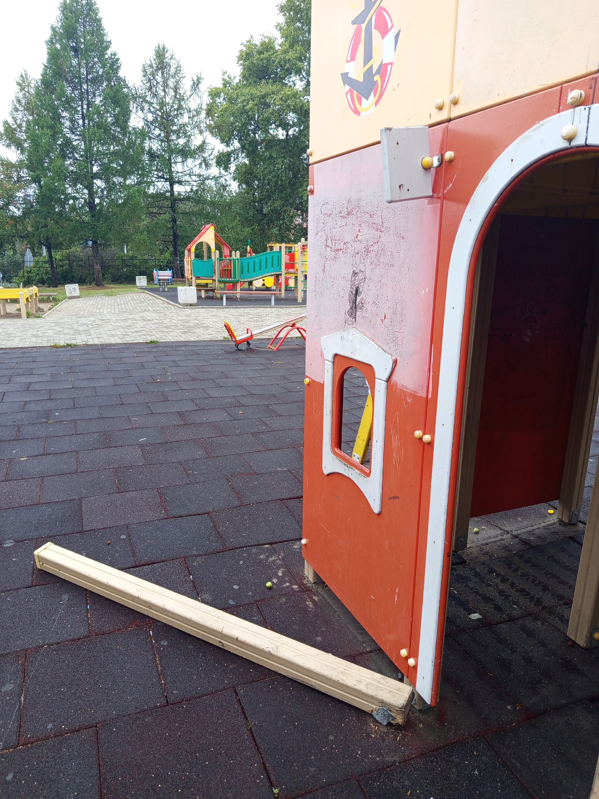 Детская площадка у «Калевалы» разваливается в Петрозаводске