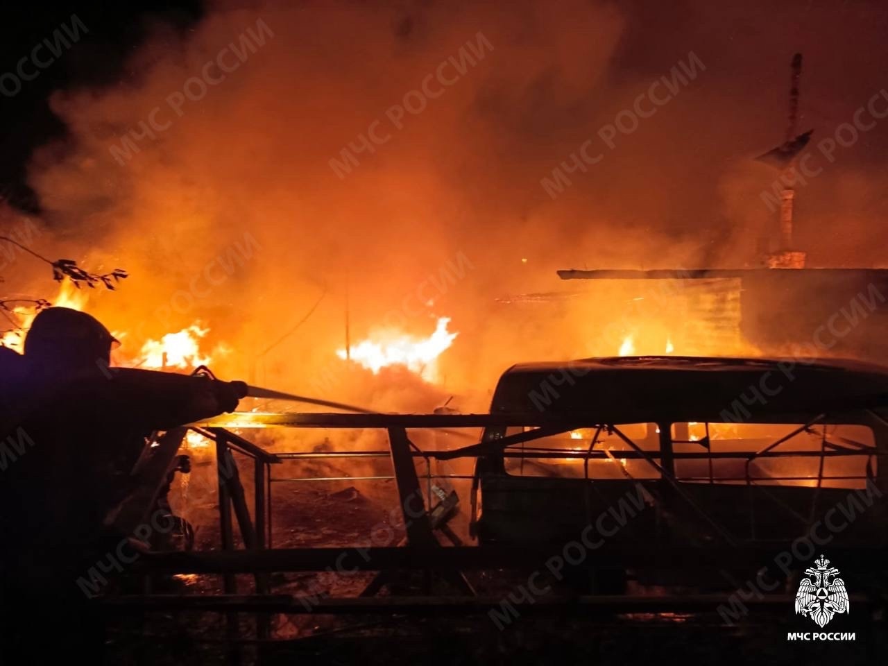 Появились кадры с места крупного пожара на Ключевой в Петрозаводске