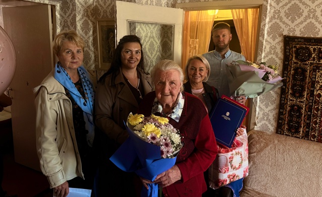 Власти Нововилговского поселения поздравили блокадницу Эльви Попову с 95-летием