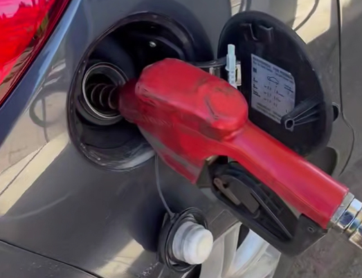 Автолюбители пожаловались на «заколдованную» заправку в сторону Деревянного