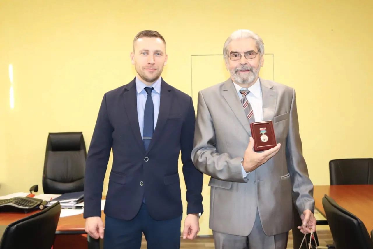 Медаль за заслуги вручили экономисту с 15-летним стажем