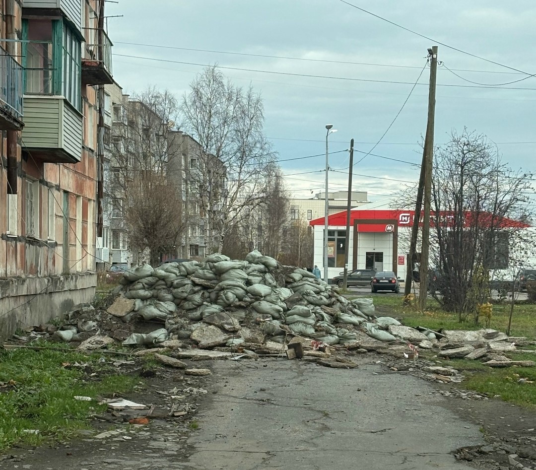 Житель Кеми требует убрать груду мусора, перекрывающую дворы Житель Кеми требует убрать груду мусора, перекрывающую дворы