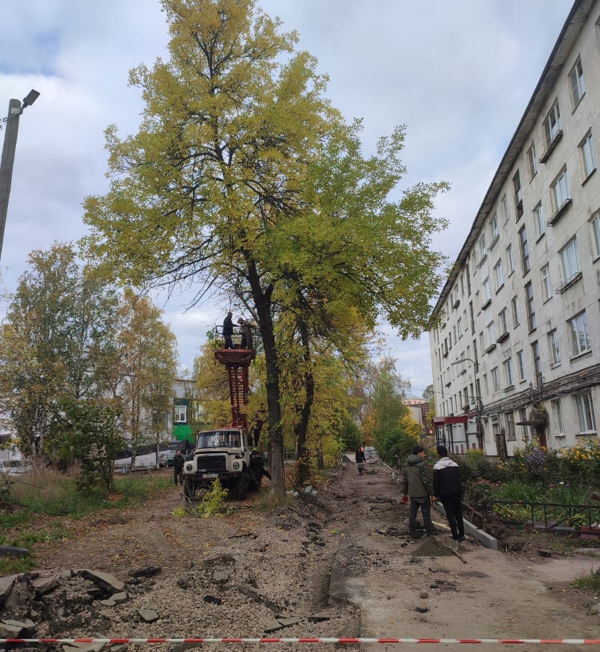 В центре Питкяранты расширяют проезд и убирают аварийные деревья