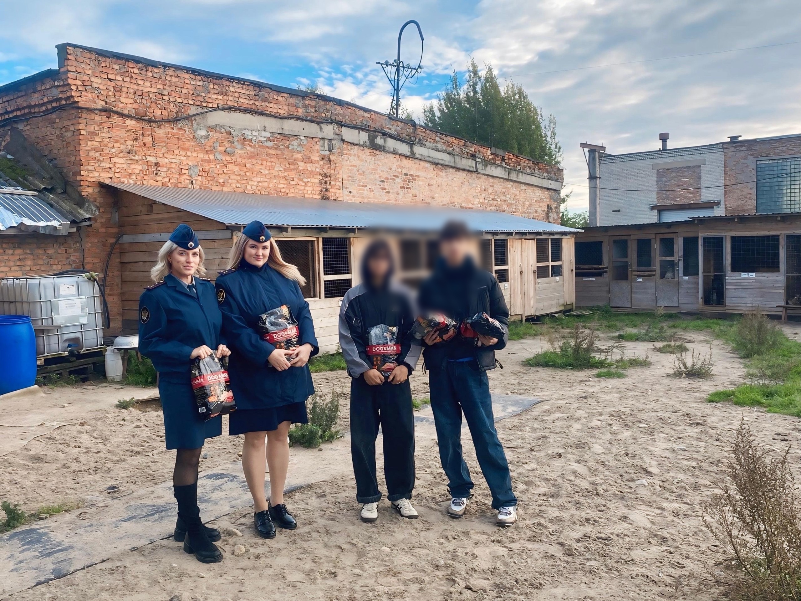 Осужденные подростки посетили приют для бездомных животных в Сегеже