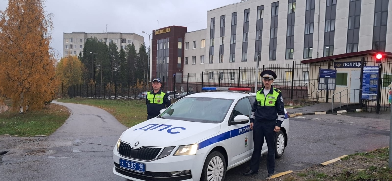 Полицейские эвакуировали людей из горящего дома в Карелии