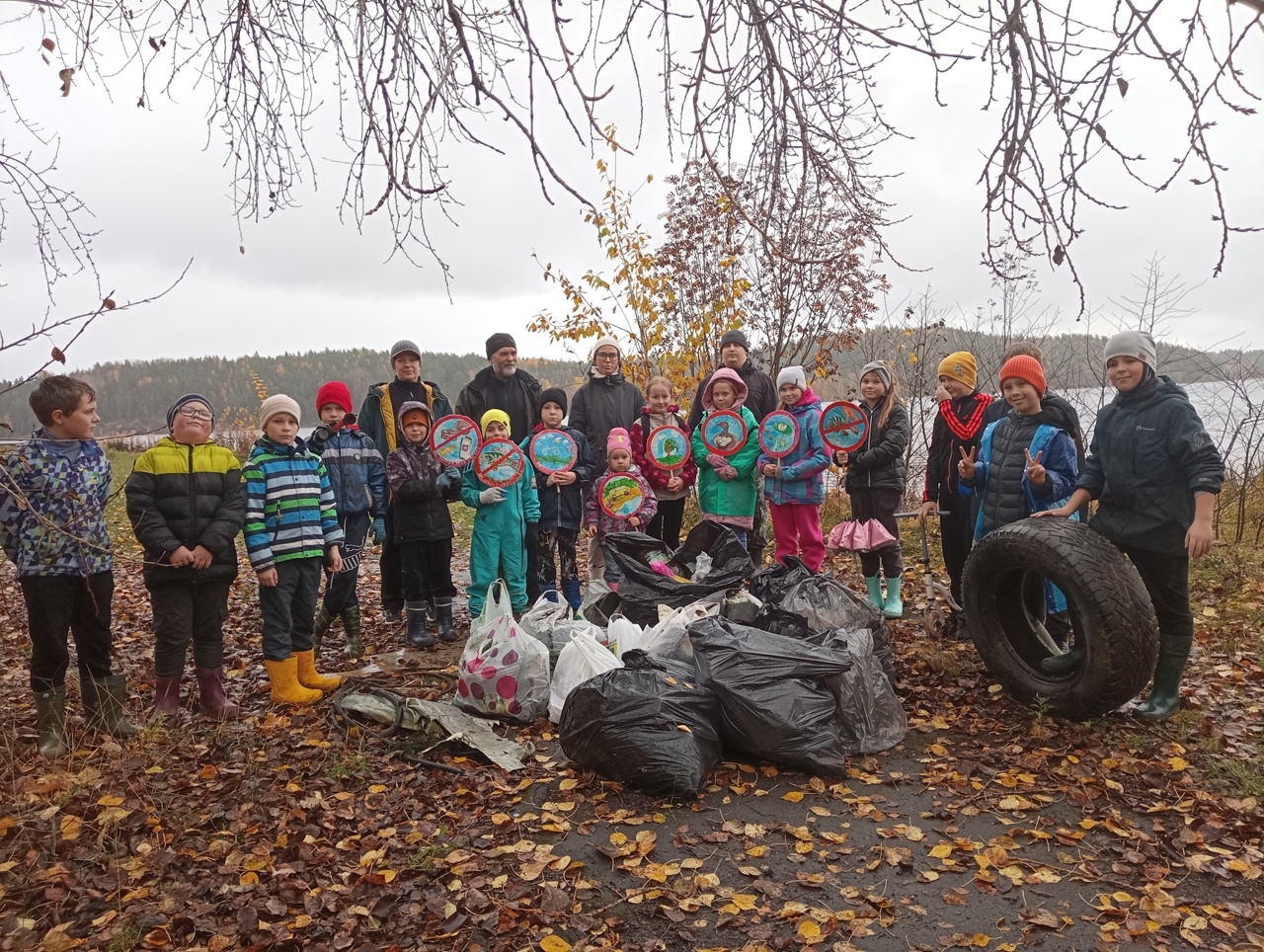 Детские руки сохраняют берег неповторимого и уникального озера в Карелии