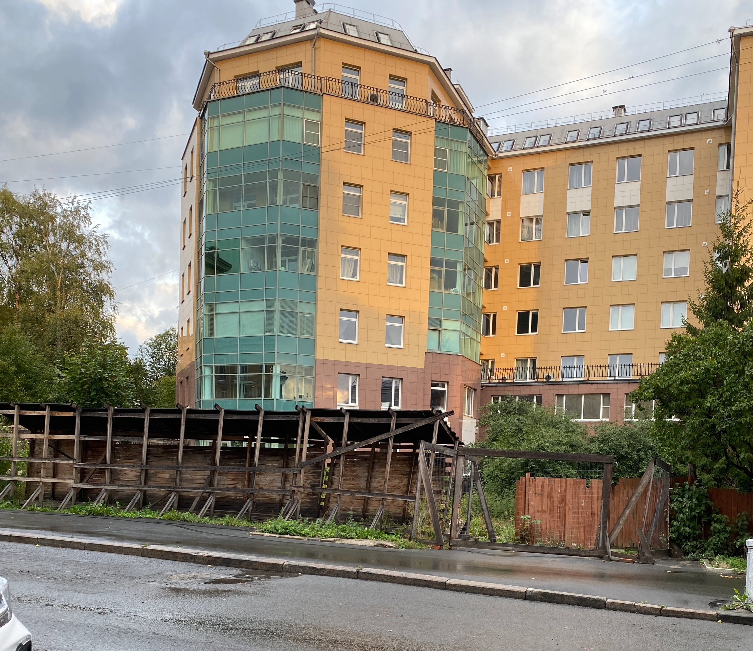 Жители требуют убрать строительный хлам в центре Петрозаводска