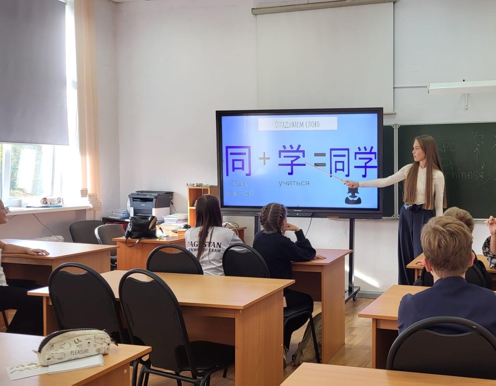 Впервые в Карелии студентка ПетрГУ преподает китайский язык в школе