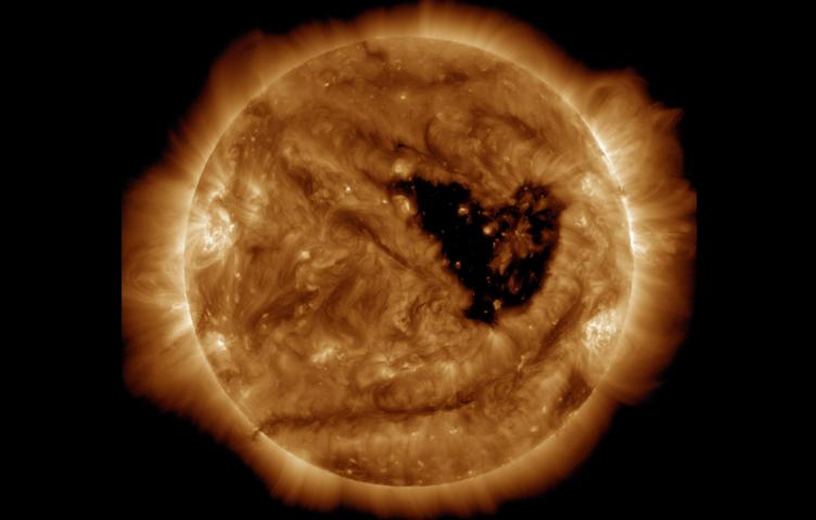 Сокрушительный поток плазмы несется к Земле